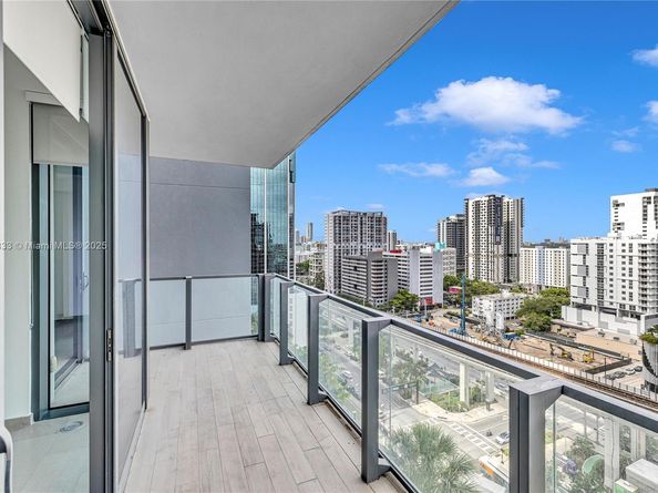 88 SW 7th St 1006, Miami FL 33130