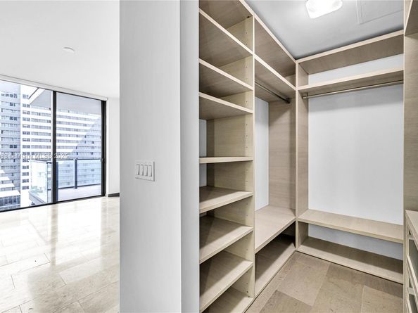 88 SW 7th St 1006, Miami FL 33130