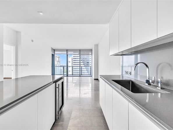 88 SW 7th St 1006, Miami FL 33130