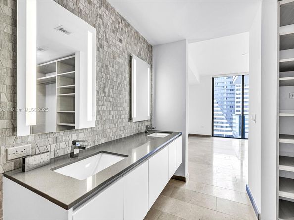 88 SW 7th St 1006, Miami FL 33130