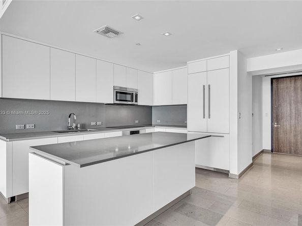 88 SW 7th St 1006, Miami FL 33130