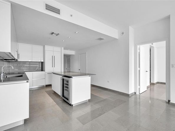 88 SW 7th St 1006, Miami FL 33130