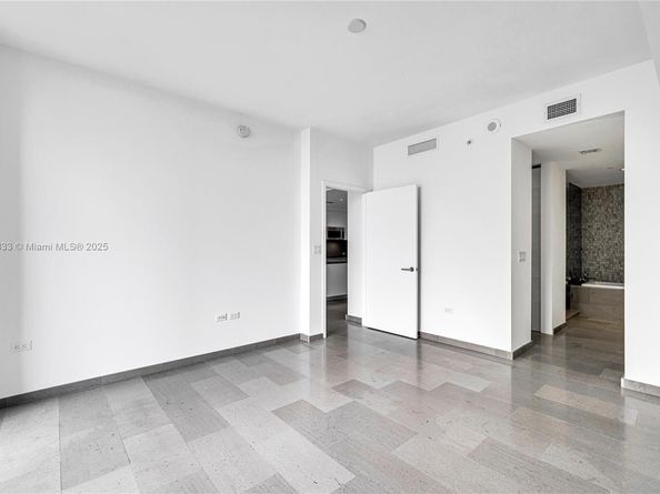 88 SW 7th St 1006, Miami FL 33130