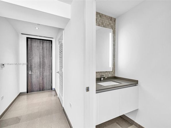 88 SW 7th St 1006, Miami FL 33130