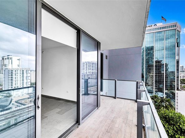 88 SW 7th St 1006, Miami FL 33130