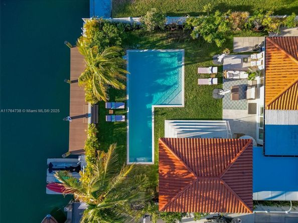 7770 Hawthorne Ave, Miami Beach FL 33141