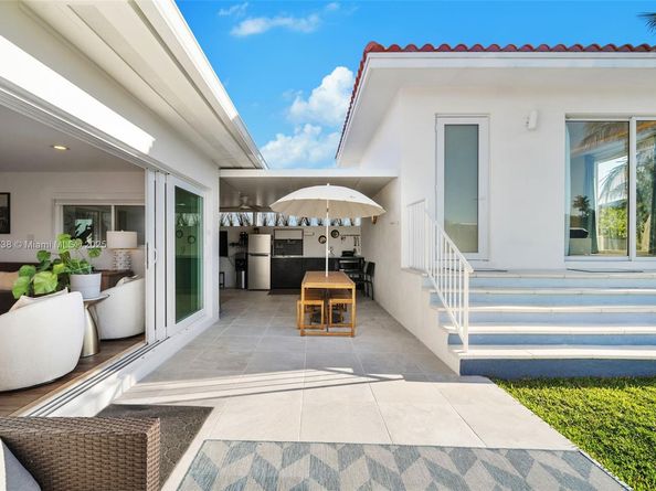 7770 Hawthorne Ave, Miami Beach FL 33141