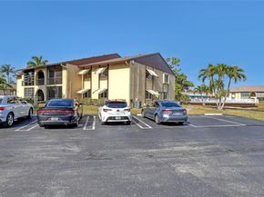 337 Pine Ridge Cir D2, Green Acres FL 33463