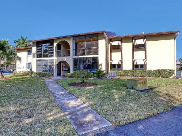 337 Pine Ridge Cir D2, Green Acres FL 33463