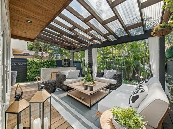 2752 SW 11th St, Miami FL 33135