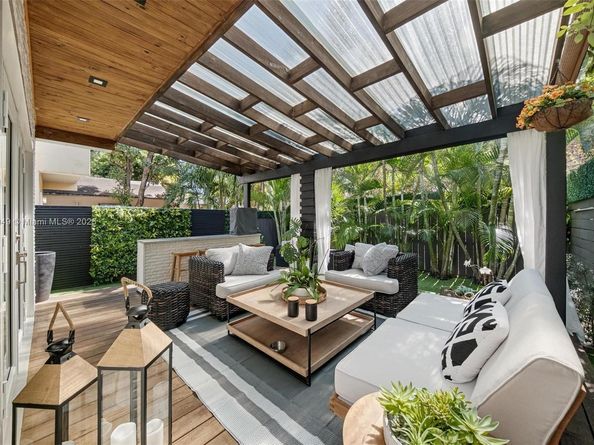 2752 SW 11th St, Miami FL 33135