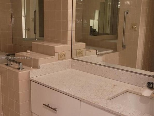 900 NE 195th St 620, Miami FL 33179