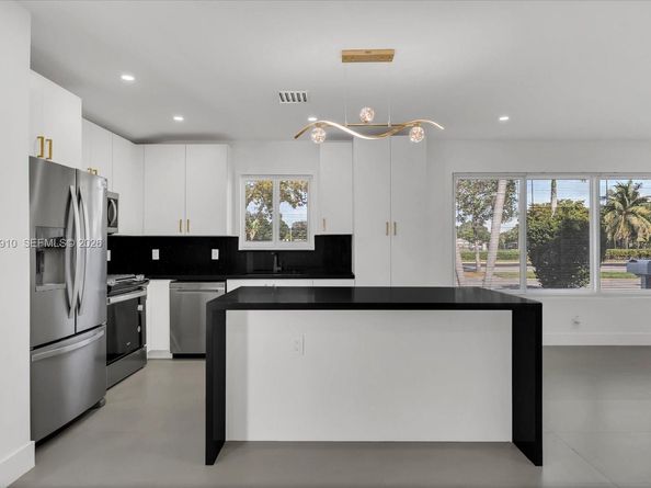 1110 NW 183rd St, Miami Gardens FL 33169