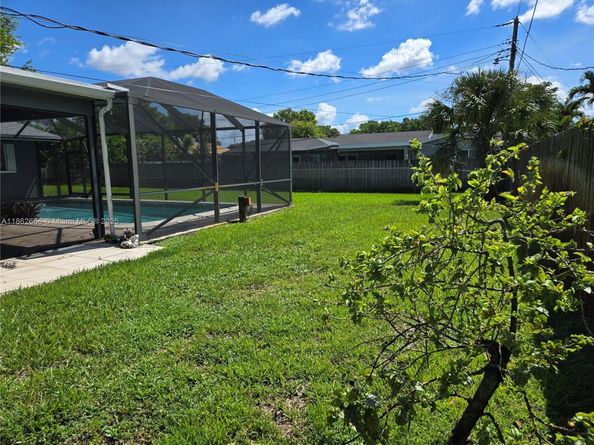 520 NW 75th Ter, Plantation FL 33317