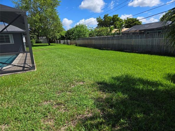 520 NW 75th Ter, Plantation FL 33317