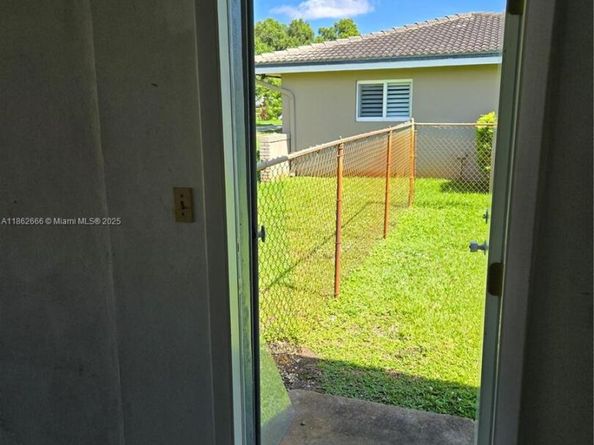 520 NW 75th Ter, Plantation FL 33317
