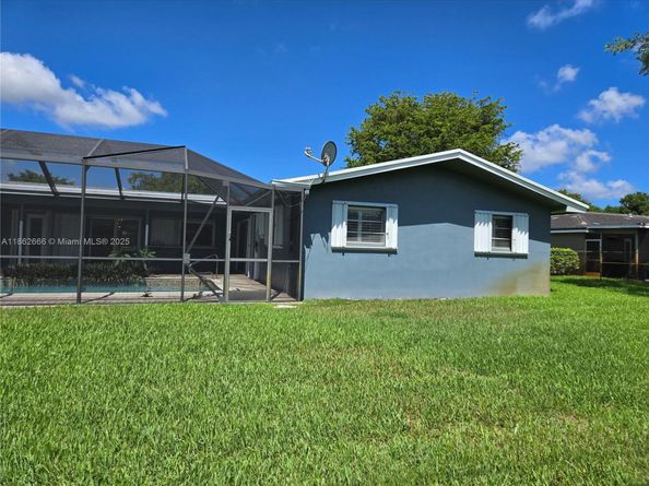 520 NW 75th Ter, Plantation FL 33317