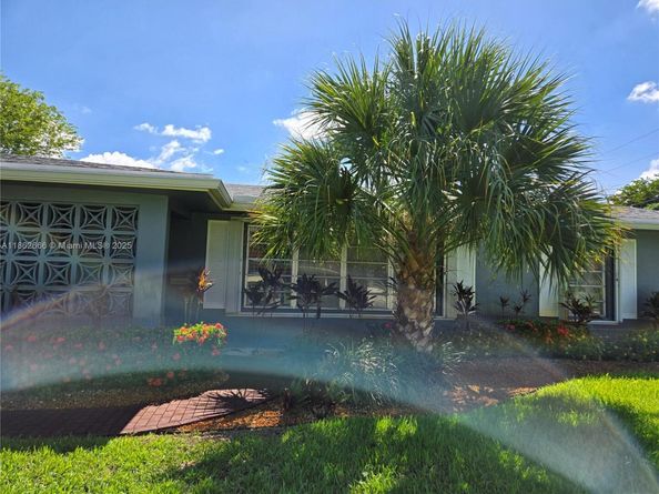 520 NW 75th Ter, Plantation FL 33317