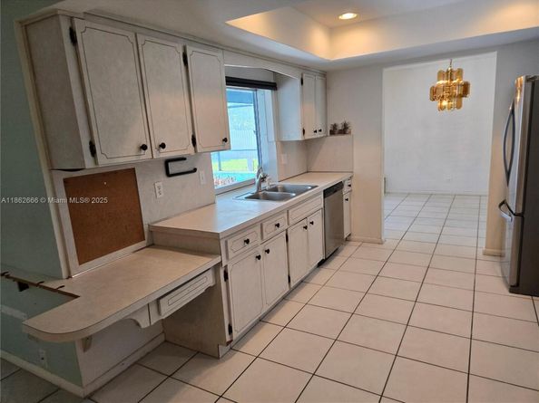 520 NW 75th Ter, Plantation FL 33317