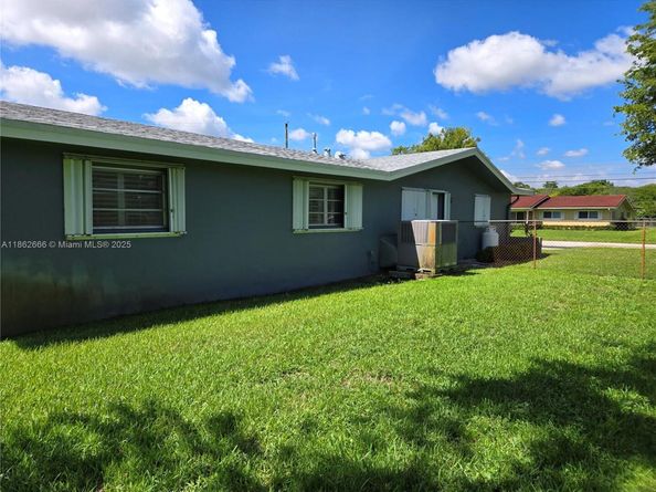 520 NW 75th Ter, Plantation FL 33317