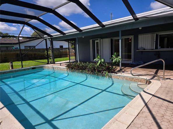 520 NW 75th Ter, Plantation FL 33317