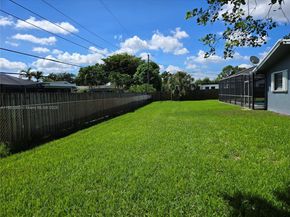 520 NW 75th Ter, Plantation FL 33317
