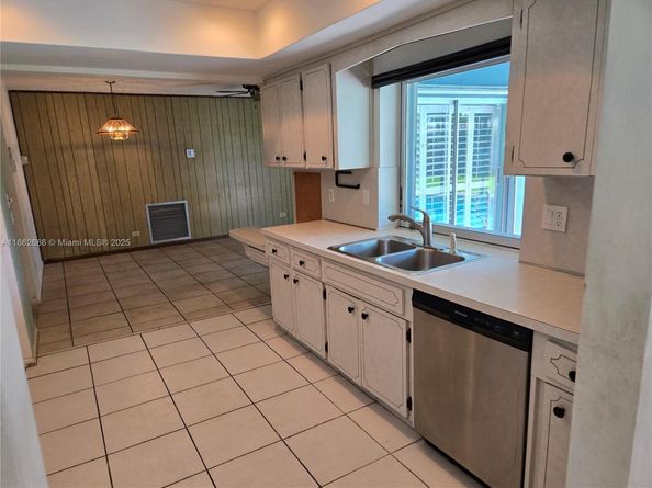 520 NW 75th Ter, Plantation FL 33317