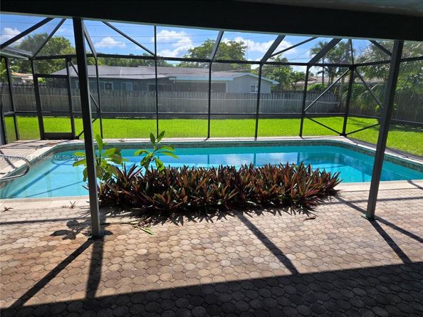 520 NW 75th Ter, Plantation FL 33317