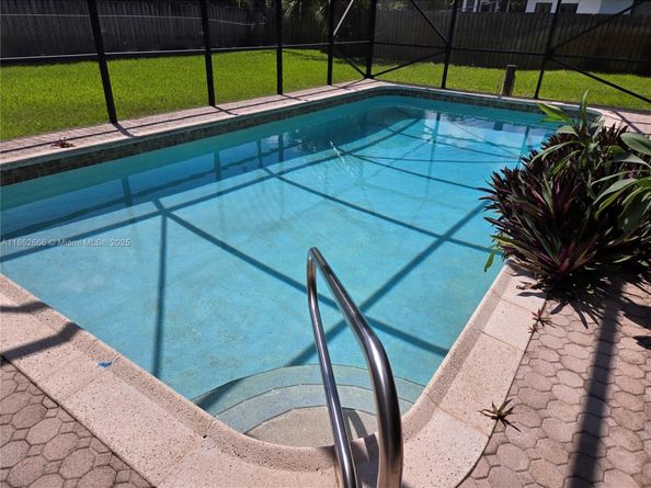 520 NW 75th Ter, Plantation FL 33317