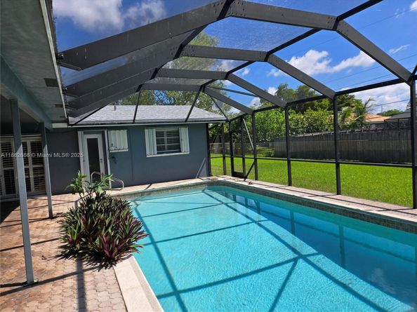 520 NW 75th Ter, Plantation FL 33317