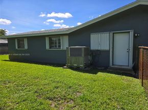 520 NW 75th Ter, Plantation FL 33317