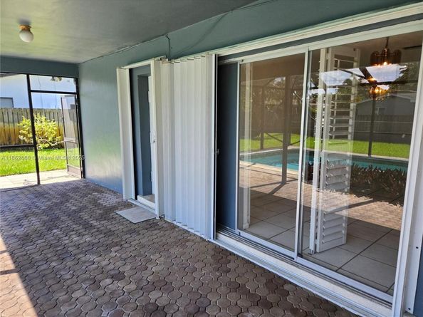 520 NW 75th Ter, Plantation FL 33317