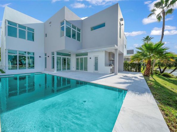 10553 NW 67th Ter, Doral FL 33178