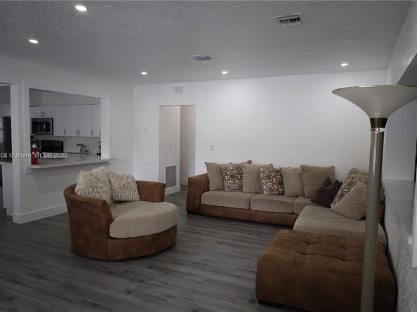 181 NE 121st St, North Miami FL 33161