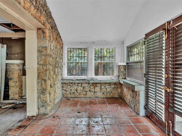 3041 Oak Ave, Miami FL 33133