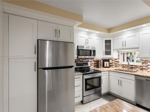 9820 S Hollybrook Lake Dr 16105, Pembroke Pines FL 33025