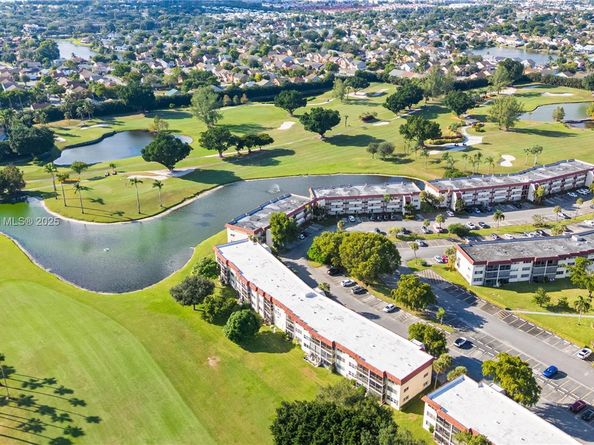 9820 S Hollybrook Lake Dr 16105, Pembroke Pines FL 33025