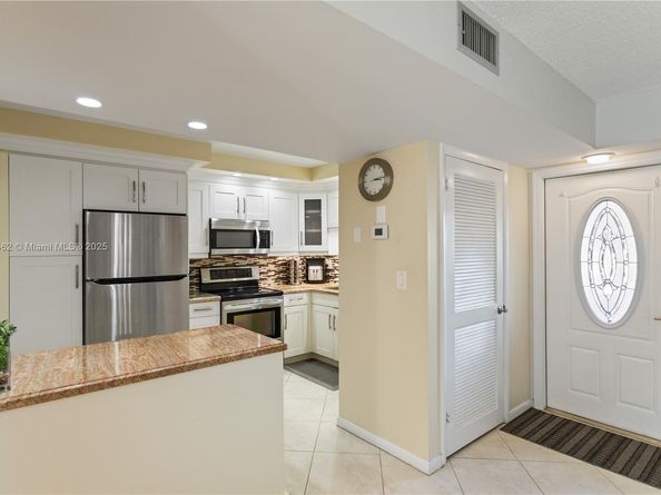 9820 S Hollybrook Lake Dr 16105, Pembroke Pines FL 33025