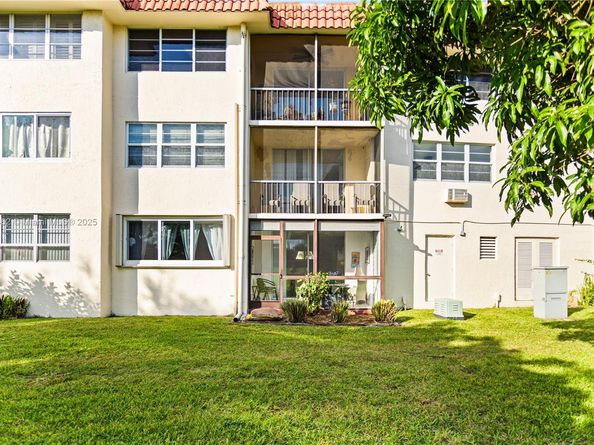 9820 S Hollybrook Lake Dr 16105, Pembroke Pines FL 33025