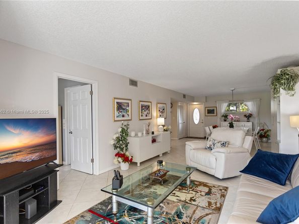 9820 S Hollybrook Lake Dr 16105, Pembroke Pines FL 33025