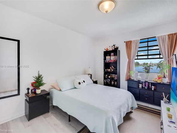 400 NW 103rd Ter, Pembroke Pines FL 33026