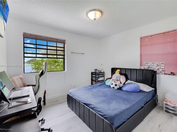 400 NW 103rd Ter, Pembroke Pines FL 33026