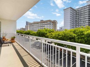 126 Golden Isles Dr 32A, Hallandale Beach FL 33009