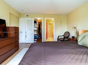 126 Golden Isles Dr 32A, Hallandale Beach FL 33009
