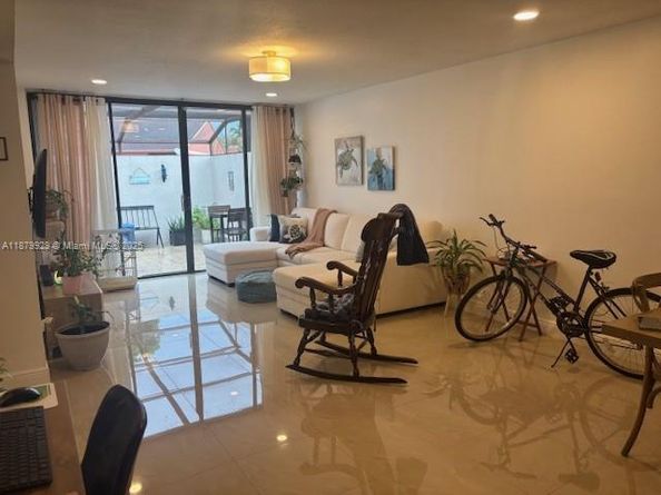 1611 Palmetto Ln, Pembroke Pines FL 33026