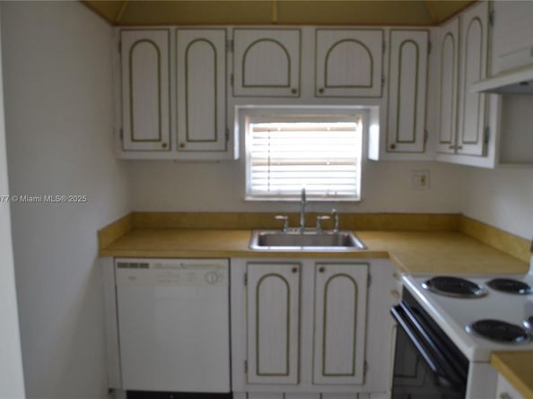 300 S Hollybrook Dr 203, Pembroke Pines FL 33025