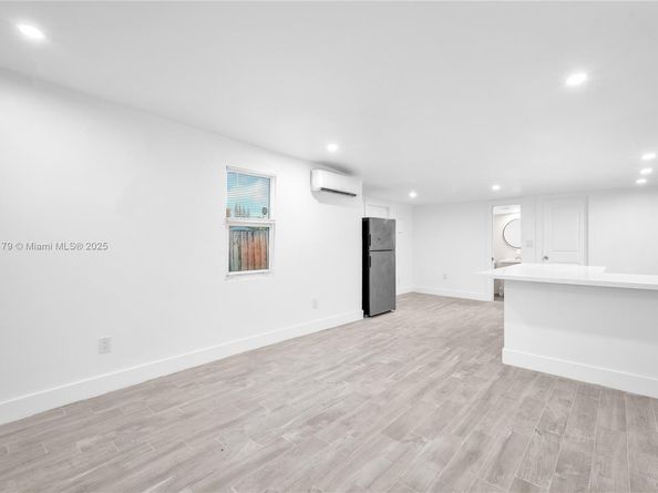 2372 NW 34th St, Miami FL 33142