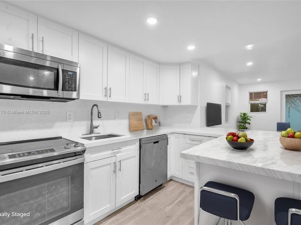 2372 NW 34th St, Miami FL 33142