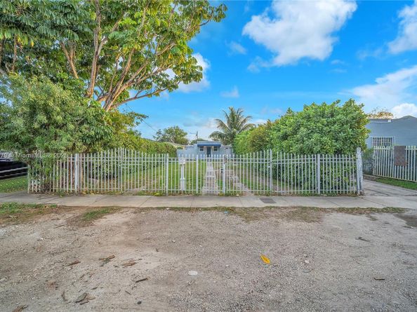 2372 NW 34th St, Miami FL 33142