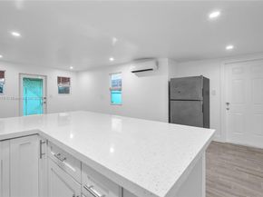 2372 NW 34th St, Miami FL 33142